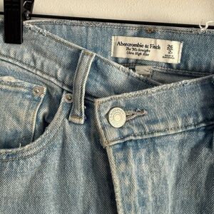 Abercrombie curve love 90s straight ultra  high rise Jean in light wash